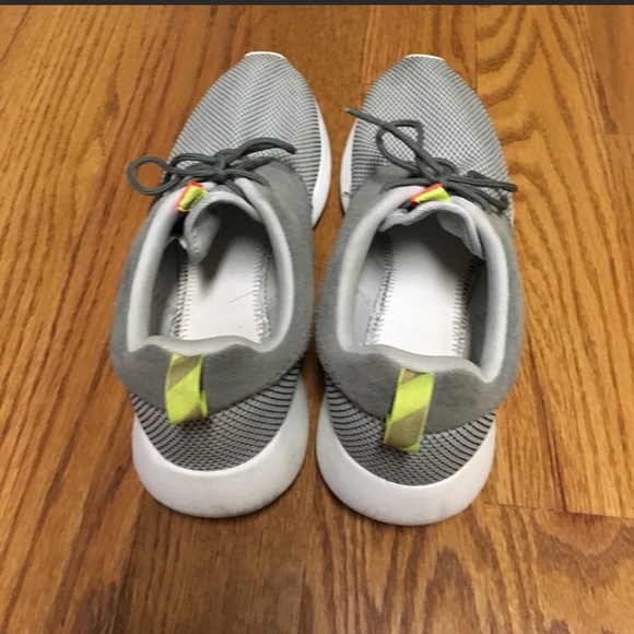 Women’s gray Nike Roshe Run - Picture 2 of 3